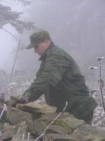 Stavba zídek pro chráněné živočichy na Lysé Hoře v Beskydech